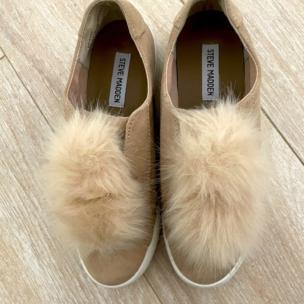 Bryanne Steve Madden Pom Pom platform sneakers